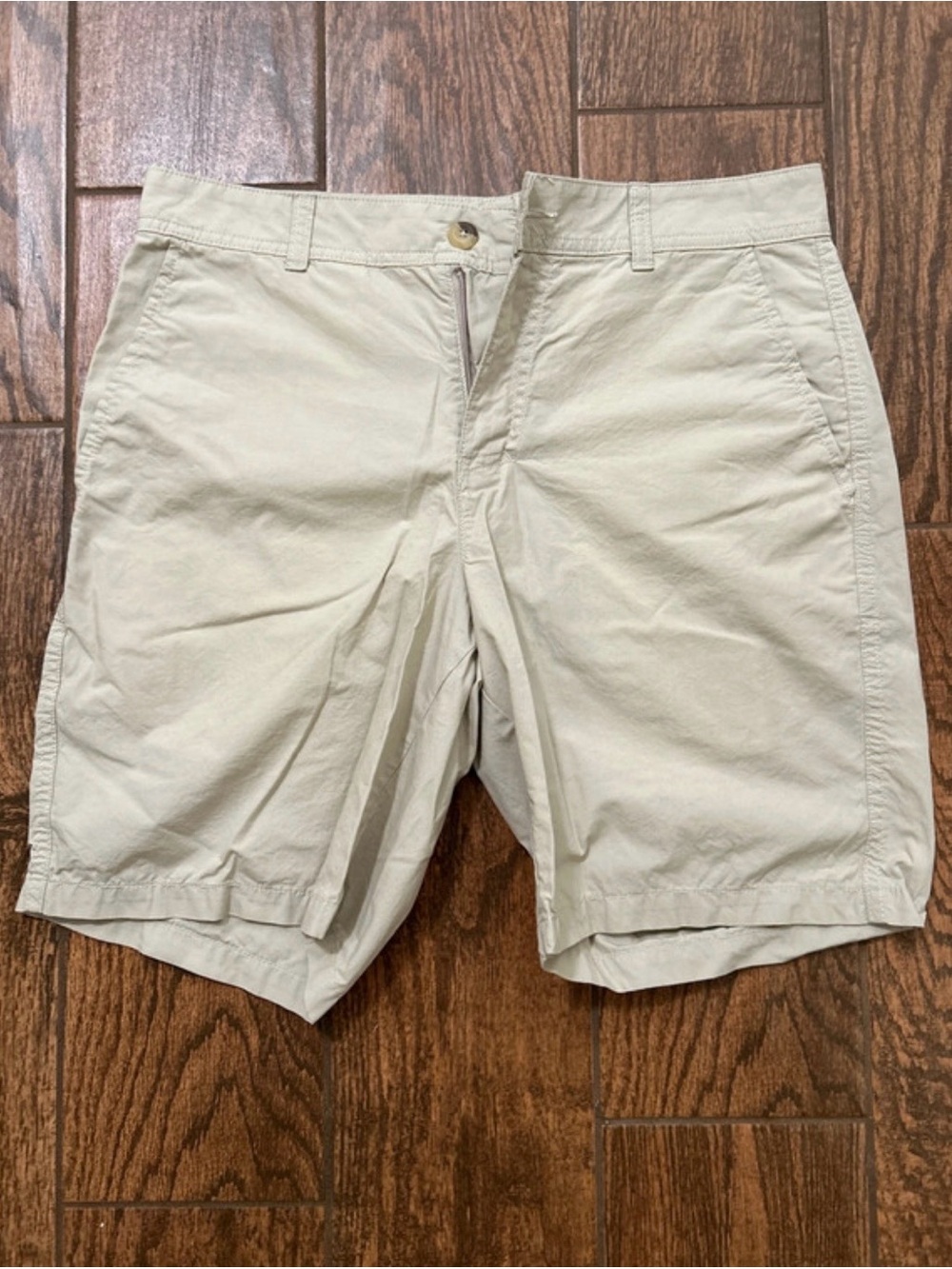 Columbia Men's Cream Flat-Front Chino Shorts